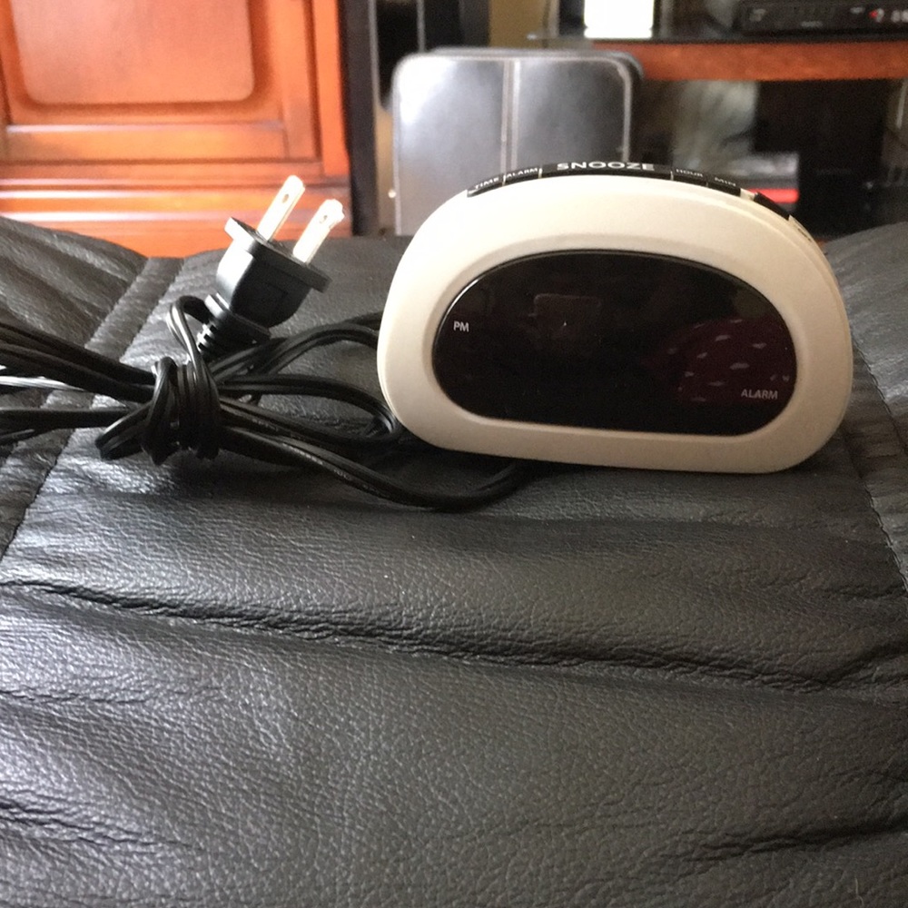 I am selling a fully functioning alarm clock